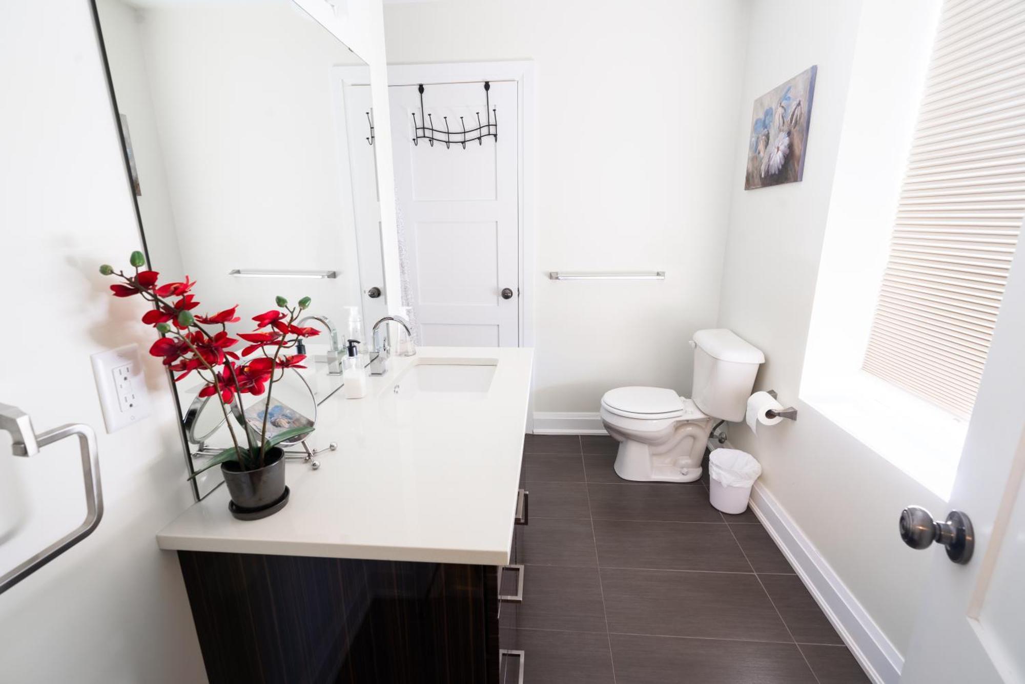 Spacious 3 Bedroom Apartment In Heart Of Niagara Thorold Esterno foto