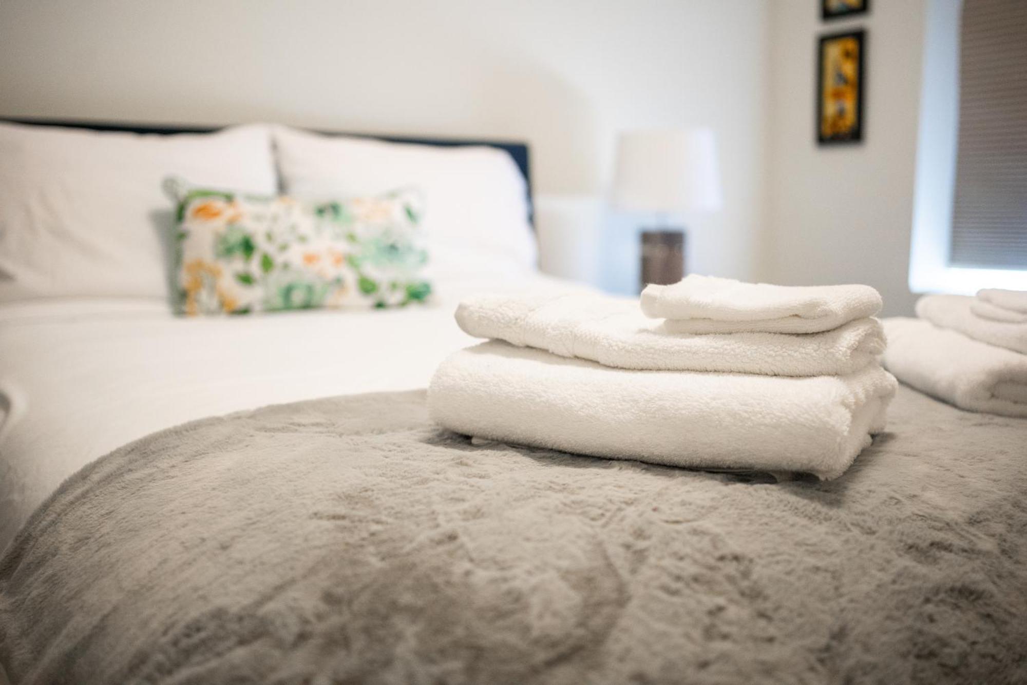 Spacious 3 Bedroom Apartment In Heart Of Niagara Thorold Esterno foto