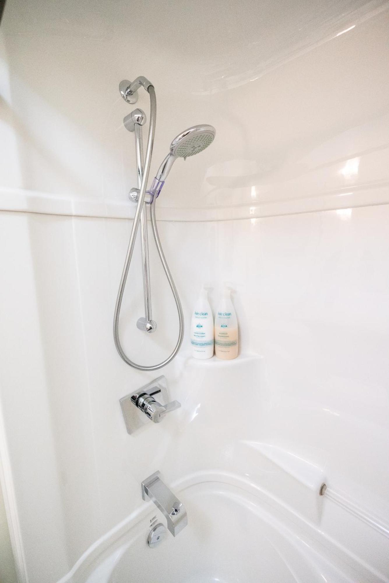 Spacious 3 Bedroom Apartment In Heart Of Niagara Thorold Esterno foto