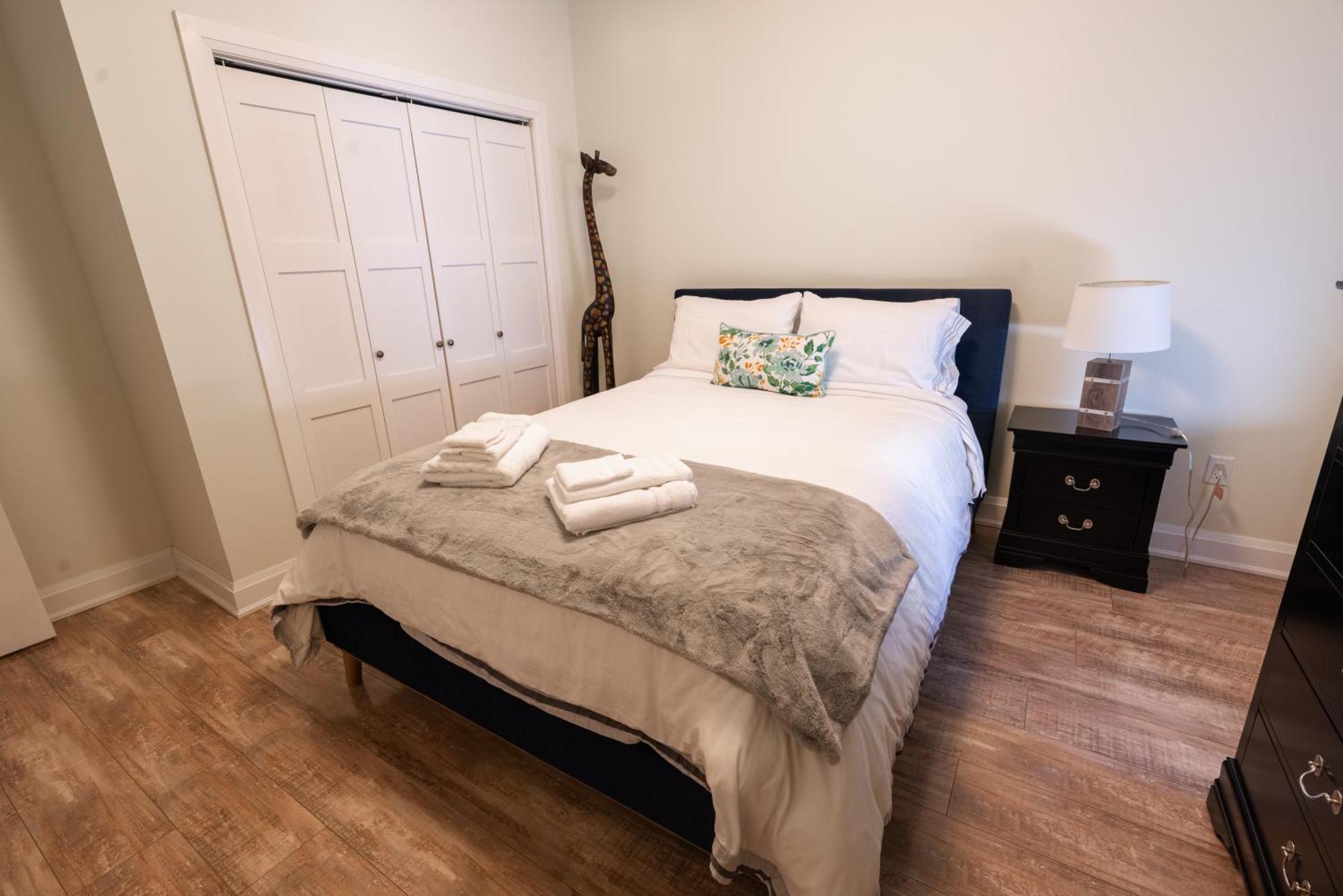 Spacious 3 Bedroom Apartment In Heart Of Niagara Thorold Esterno foto