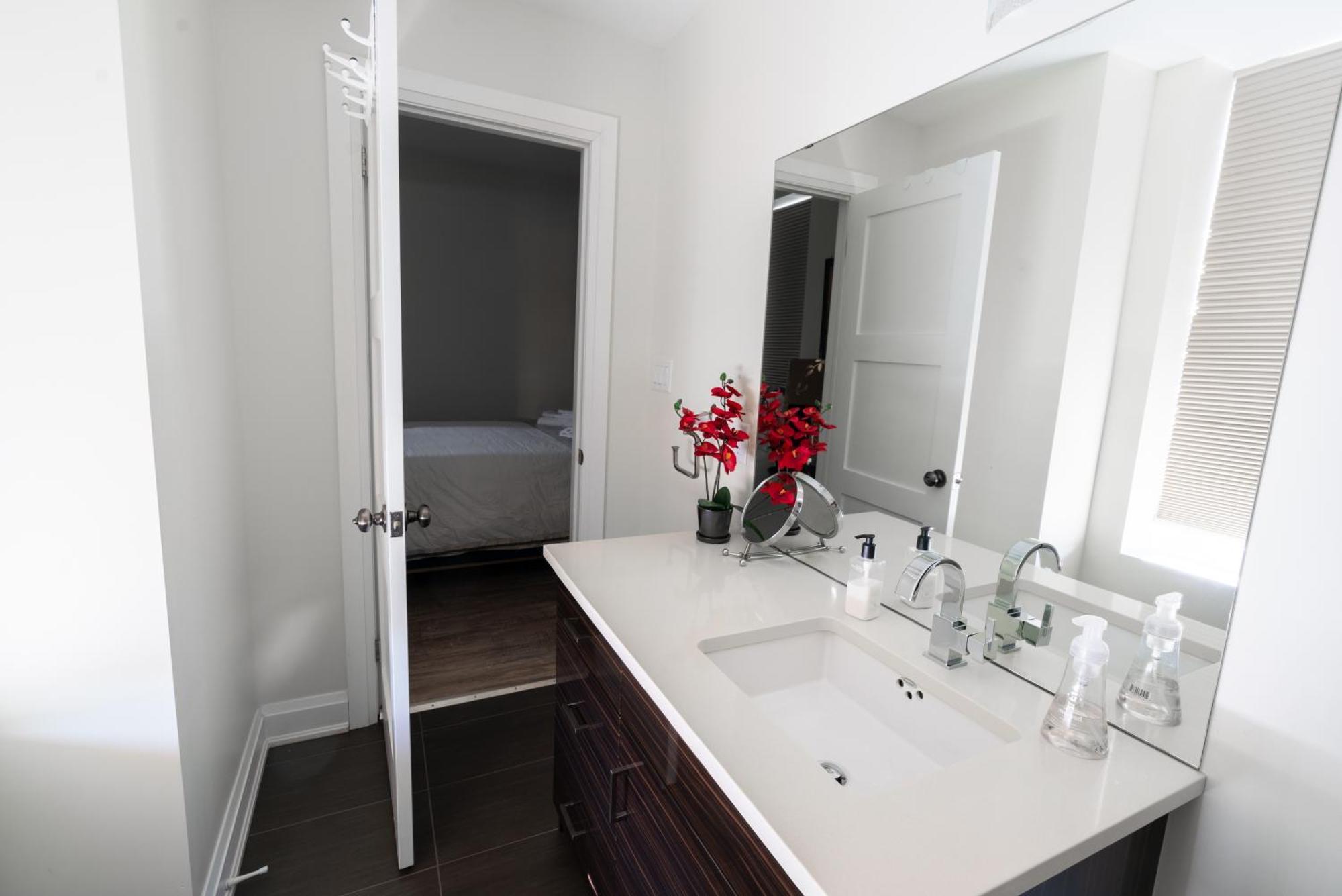 Spacious 3 Bedroom Apartment In Heart Of Niagara Thorold Esterno foto