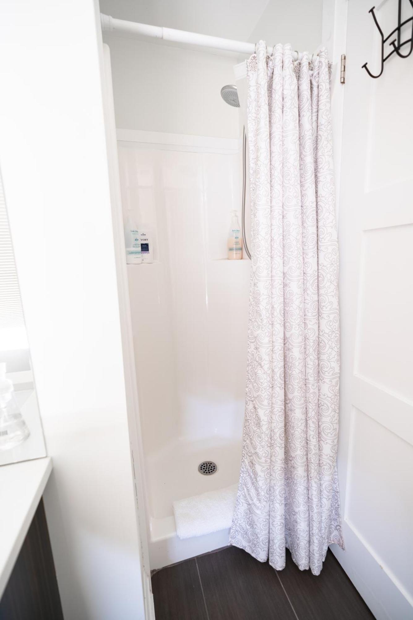 Spacious 3 Bedroom Apartment In Heart Of Niagara Thorold Esterno foto