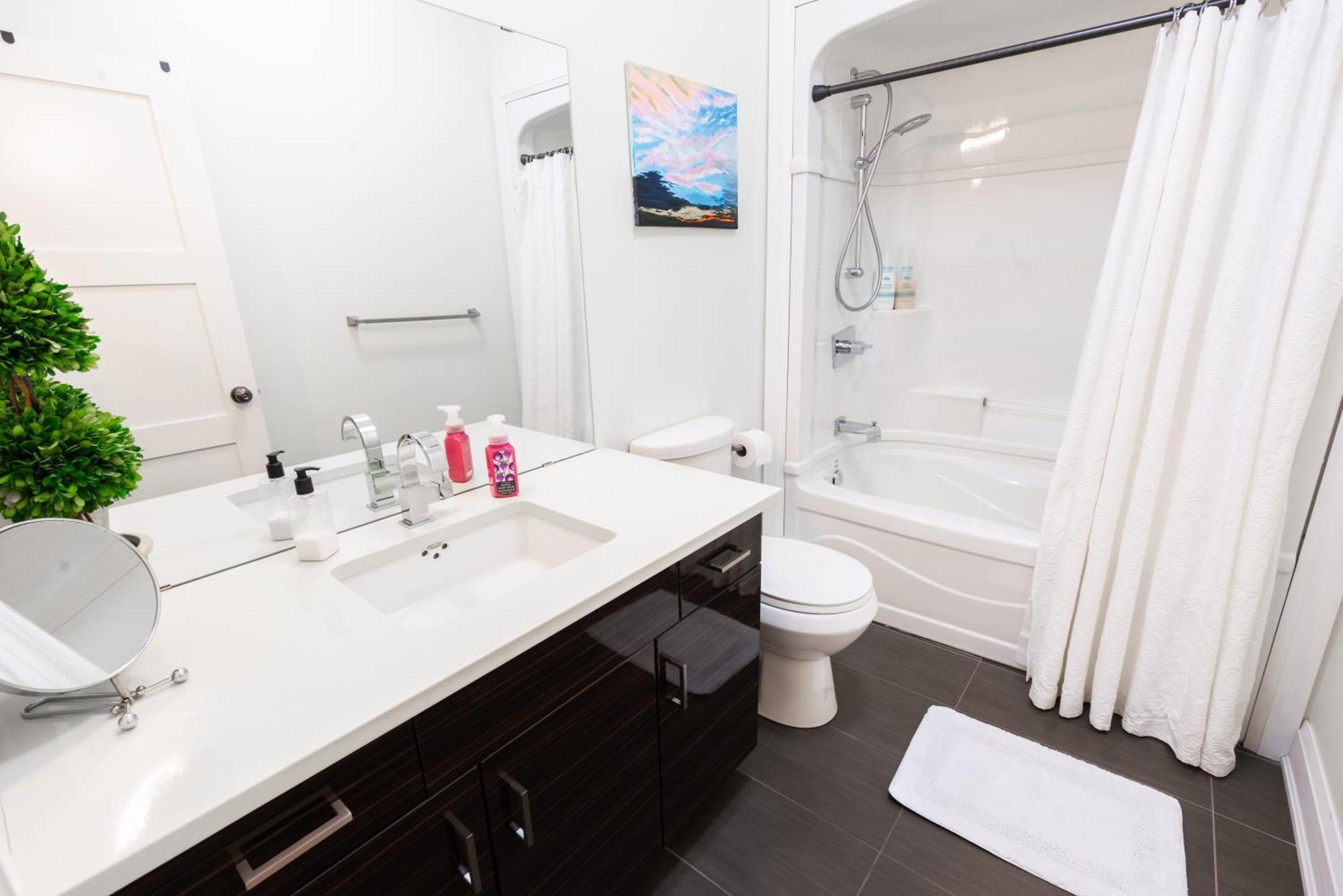 Spacious 3 Bedroom Apartment In Heart Of Niagara Thorold Esterno foto
